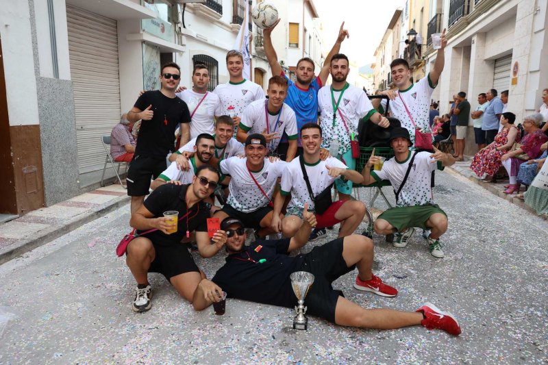 Les carrosses de Gata omplin el recorregut d’enginy, confeti,… i crítiques per l’entrada de bous “sorpresa” Les carrosses de Gata omplin el recorregut d’enginy, confeti,… i crítiques per l’entrada de bous “sorpresa”